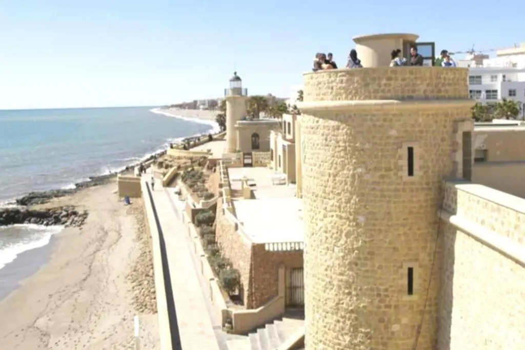a 600 m de la playa y el castillo santa ana Roquetas de Mar